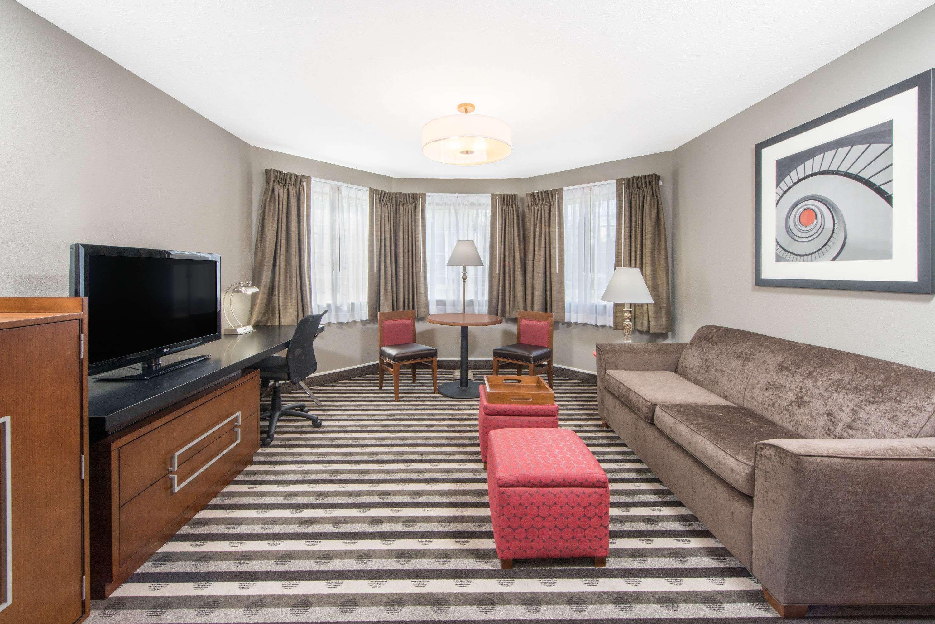 Ramada By Wyndham Springfield North Hotel Exterior photo