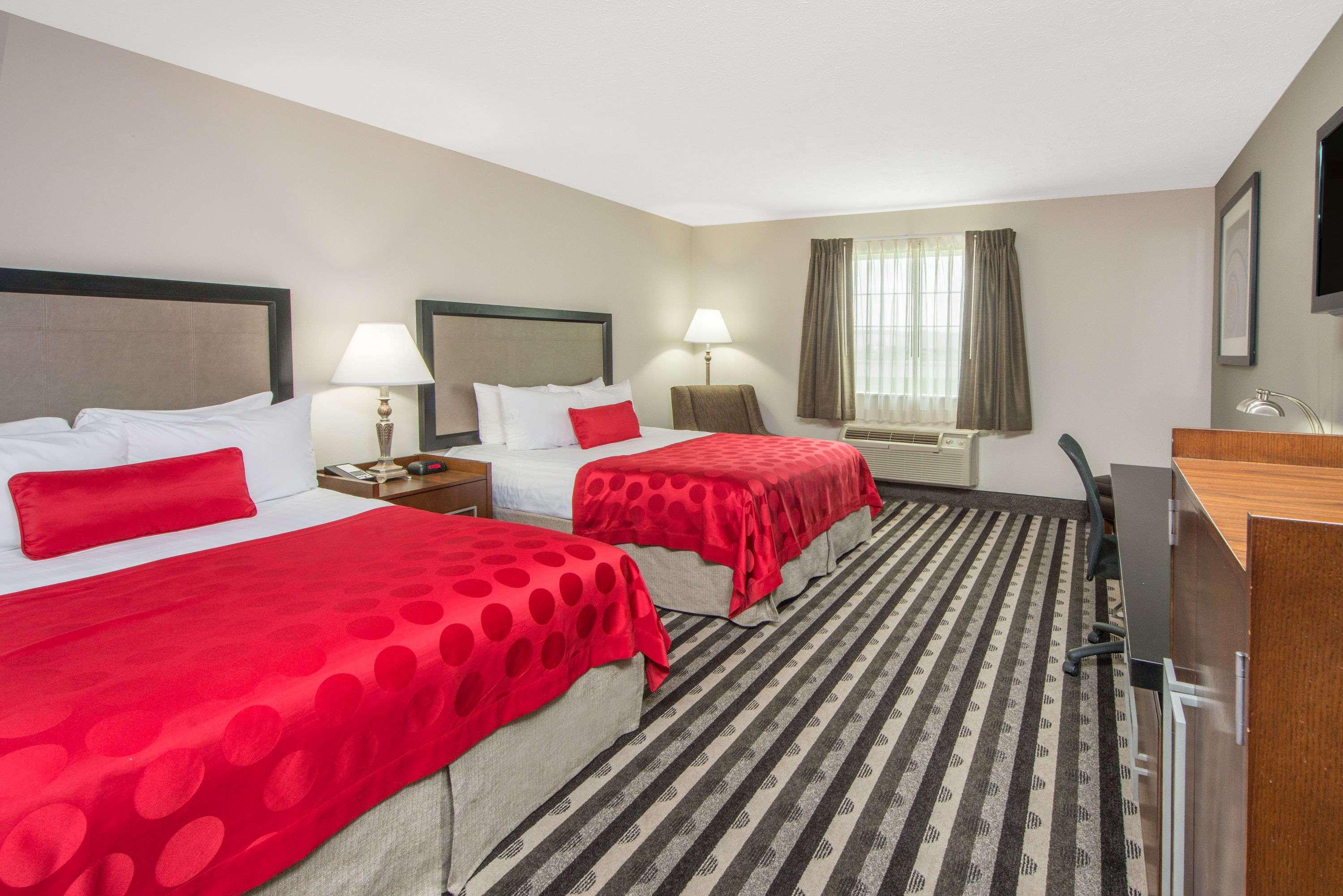 Ramada By Wyndham Springfield North Hotel Exterior photo