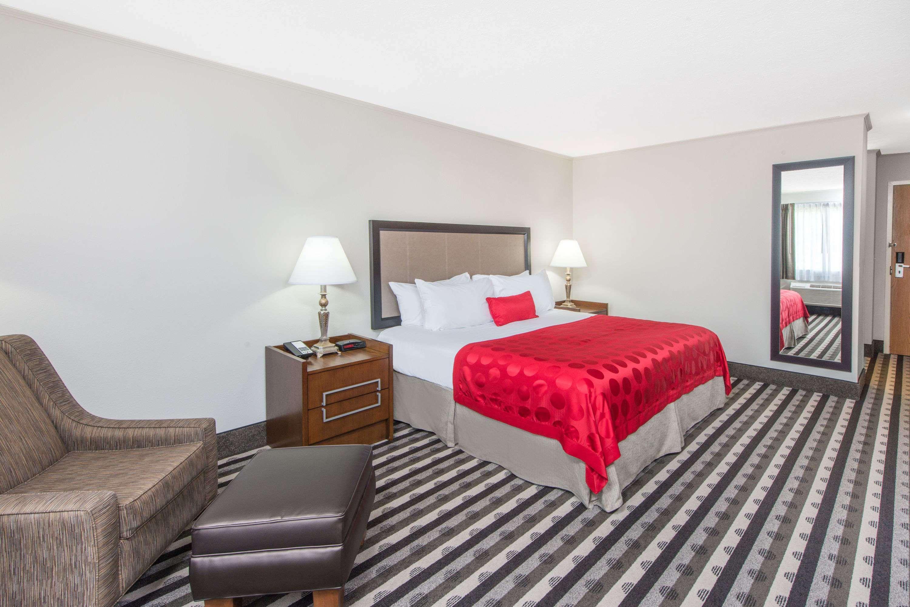 Ramada By Wyndham Springfield North Hotel Exterior photo