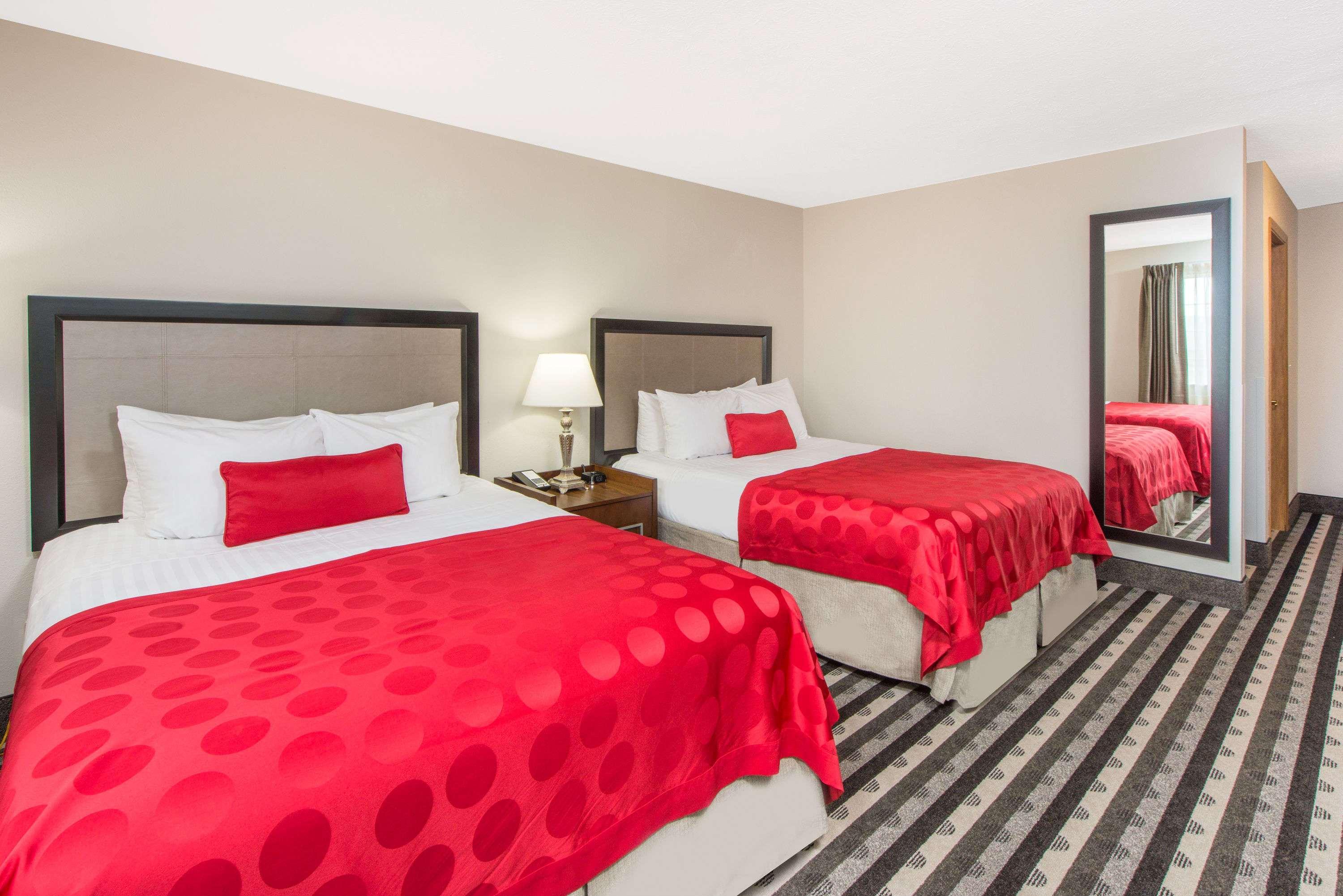 Ramada By Wyndham Springfield North Hotel Exterior photo