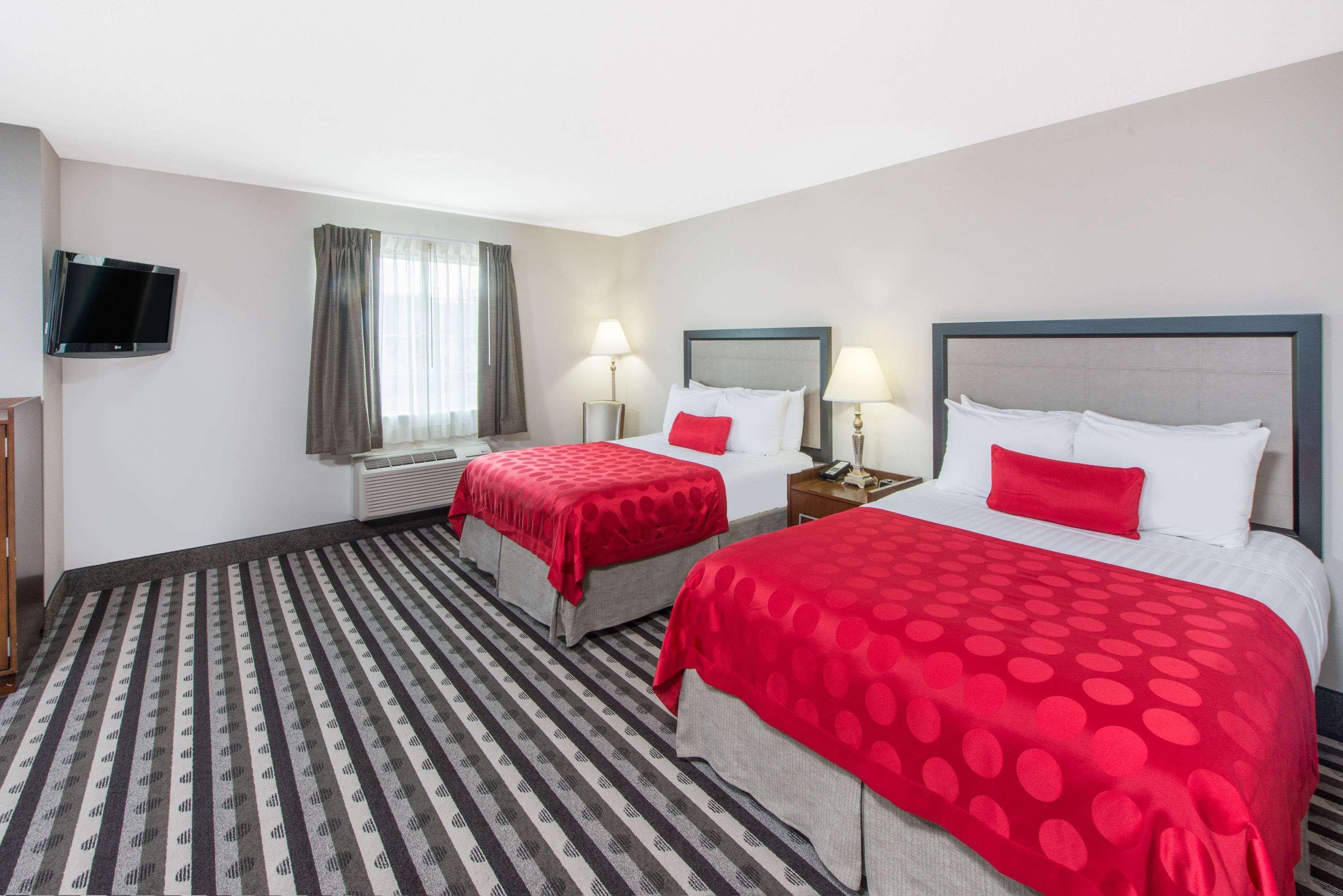 Ramada By Wyndham Springfield North Hotel Exterior photo