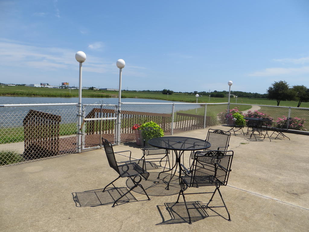 Ramada By Wyndham Springfield North Hotel Exterior photo